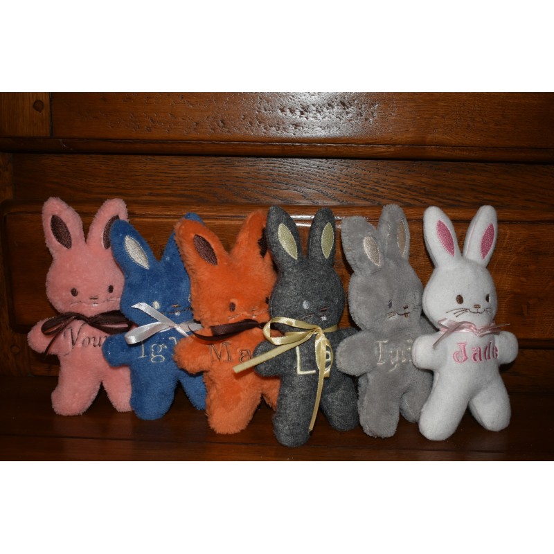 lapin  de 20 cm brodé au prenom de votre choix