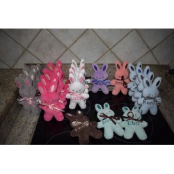 lapin  de 20 cm brodé au prenom de votre choix