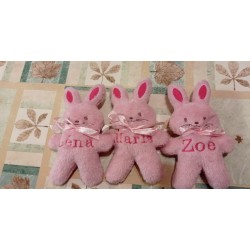 lapin  de 20 cm brodé au prenom de votre choix