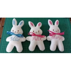 lapin  de 20 cm brodé au prenom de votre choix
