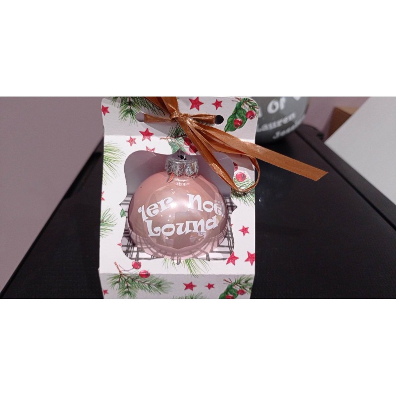 la boule  1 er noel +prenom dans son écrin 4.50 (différentes couleurs de boules )